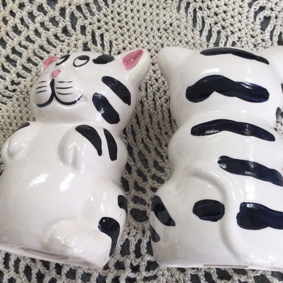 3 sets country salt and pepper shakers and one set farmer pig bells. - Picture 3 of 5